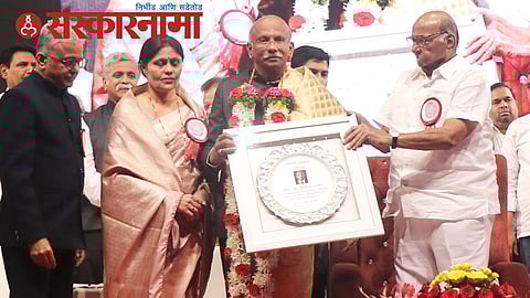 Adv. Jayant Jaibhave, Mrs. Thackrey, Adv. Nitin Thackrey with Sharad Pawar