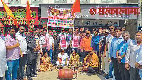 Shivsena agitation at Manmad