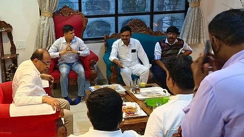 Vikhe Patil's visit to Uttam Jankar's house