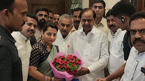 Komal Dhoble Meets KCR in Solapur