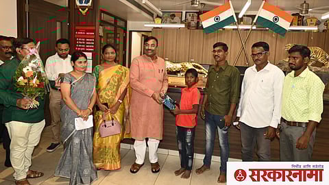 Sudhir Mungantiwar with Soham and others