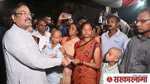 Sudhir Mungantiwar with others