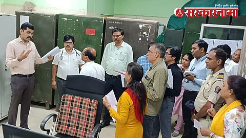 Bhandara District Collector Yogesh Kunbhejkar with others