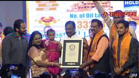 Sudhir Mungantiwar Receving Certificate.
