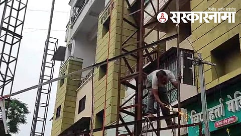 kolhapur administration remove illegal hoarding