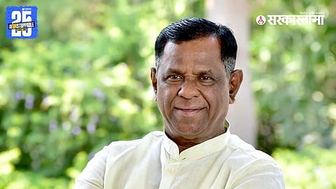 Villagers confronting MLA Ashokrao Mane over a land dispute in front of the District Collector.