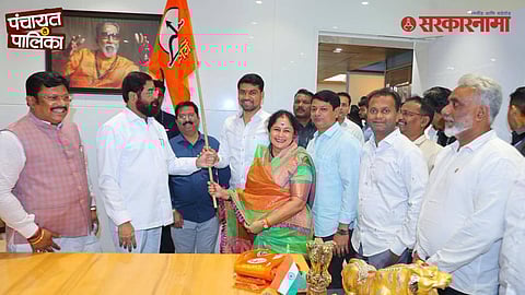 Former Mayor Sai Kharade, Shivtej Kharade and Indrajit Aadhgule join Shiv Sena in the presence of Deputy CM Eknath Shinde, boosting Sena’s strength in Kolhapur before civic elections.