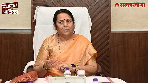 Shiv Sena workers staging a protest outside leader Neelam Gorhe’s residence in Pune, opposing BJP–Shiv Sena seat-sharing decisions ahead of municipal elections.