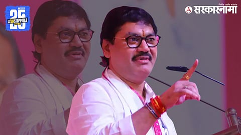 Beed leader Dhananjay Munde addressing students at a school event in Parli, using a movie reference to comment on contemporary political dynamics and public perception.