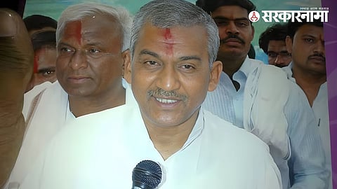 Former MLA Shankar Anna Dhondge meets Maharashtra Deputy CM Eknath Shinde in Mumbai, sparking political discussions about a possible Shiv Sena entry ahead of key regional realignments.