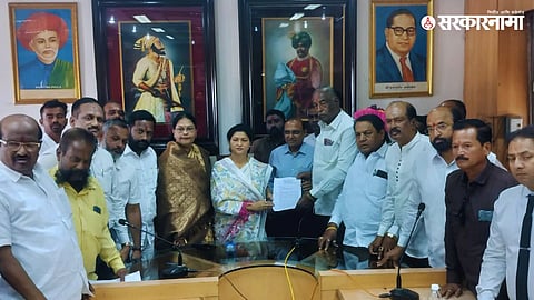 Kolhapur Mayor Rupaarani Nikam during meeting with all-party action committee regarding Kolhapur city limit expansion proposal.