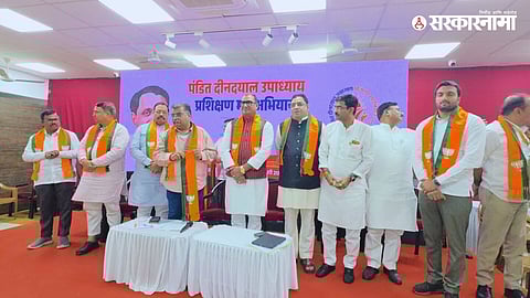 Avinash Varjukar, Satish Varjukar and Saish Varjukar join BJP in presence of state president Ravindra Chavan, triggering political shift in Chimur constituency.