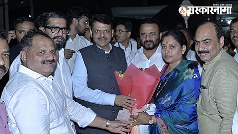 CM Devendra Fadnavis with Satara ZP President Priya Shinde and VP Raju Bhosale. Accompanied by Ministers Jaykumar Gore and Shivendraraje Bhosale