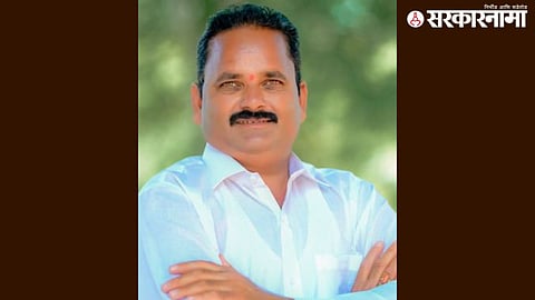 Deputy Sarpanch Nitin Dhoble survives no-confidence motion in Paragaon Gram Panchayat by a narrow margin, highlighting intense local political drama.