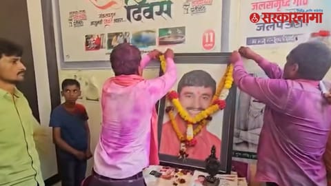 Swarupanand Deshmukh visited the residence of the late Santosh Deshmukh.