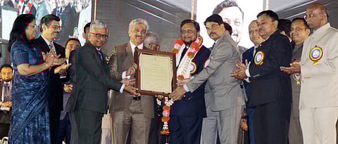 नाशिक - बार असोसिएशनच्या महाराष्ट्र आणि गोवा वकिल परिषदेत शनिवारी 15 फेब्रुवारी 2020 रोजी भारताचे सरन्यायाधीश शरद बोबडे यांना सन्मानपत्र प्रदान करताना महाराष्ट्र-गोवा बार असोसिएशनचे अध्यक्ष ऍड. अविनाश भिडे. (छायाचित्र - सोमनाथ कोकरे, नाशिक)