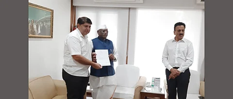 महाजन यांच्या उपस्थितीत वैभव पिचड यांचा आमदारकीचा राजीनामा