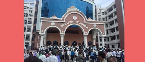 कोपर्डी: न्यायालयाच्या दारात संजीव भोर - पोलिसांत वादावादी!