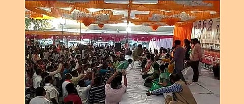 वाघ यांचे कधीकाळी स्नेही असलेल्या पाटील यांना व्यासपीठावरच लाथांचा प्रसाद!