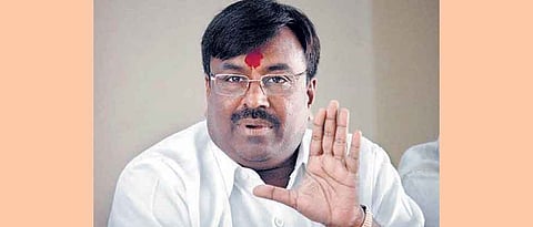 लाल दिव्यावर नव्हे तर शेतकऱ्यांच्या लाल रक्तावर प्रेम : मुनगंटीवर