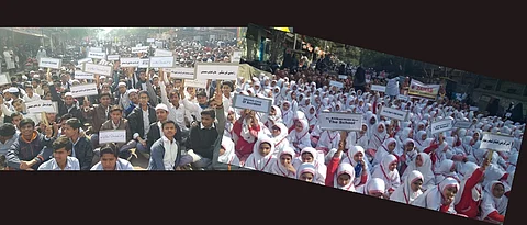 पुढाऱ्यांच्या अतिक्रमणांविरोधात हजारो विद्यार्थी रस्त्यावर येऊन गरजले...अतिक्रमण हटाओ, जान बचाओ!