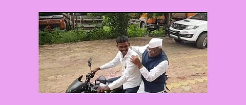 भास्कररावांचा राजीनामा स्वीकारण्यासाठी हरिभाऊ बागडे चक्क टू व्हिलवरवर