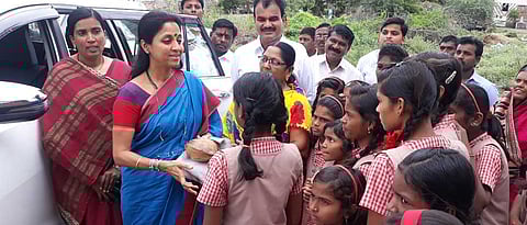 विद्यार्थिनींनी अडविला खासदार सुप्रिया सुळे यांचा ताफा