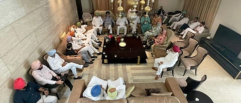 navjot singh sidhu visits golden temple with 63 congress mlas