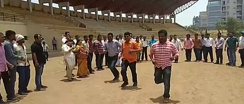 शिवसेनेने मैदानावर पळवले क्रीडा अधिकारी