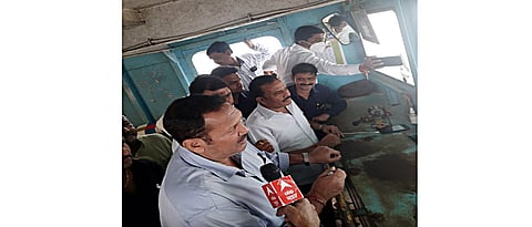 MP Udayanraje went to meet Minister Eknath Shinde while driving the boat ...
