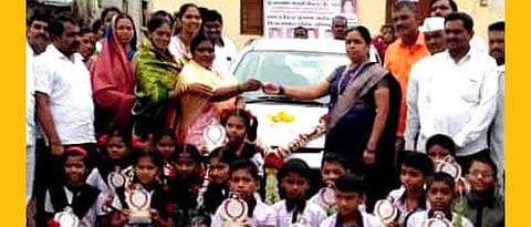 zp शाळेतील १९ मुलांना स्काॅलरशिप; शिक्षिकेला दिली चाकचाकी भेट