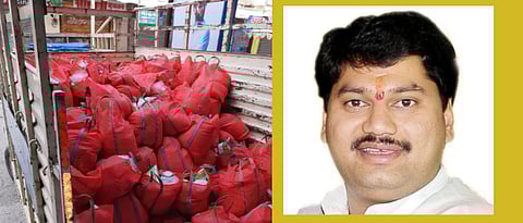 dhananjay mundes nath pratishthan donates essentials commodities to 5000 families