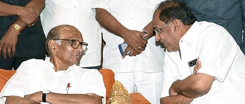 शरद पवारांच्या कानगोष्टींनी कॉंग्रेस सक्रीय, दिंडोरीतील बाधा दूर