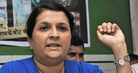 अंजली दमानिया यांचे लाखमोलाचे घड्याळ हरवले, सापडले !