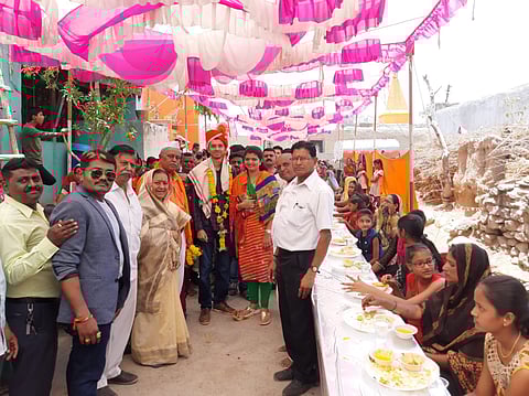 मोदी सरकार पुन्हा आल्याने आणि भामरे खासदार झाल्याने गावाला पुरणपोळीचे जेवण!