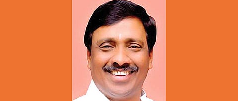 चिपी विमानतळ परिसरातील `ताज, ओबेरॉय`च्या जागा सरकारने ताब्यात घ्याव्यात !