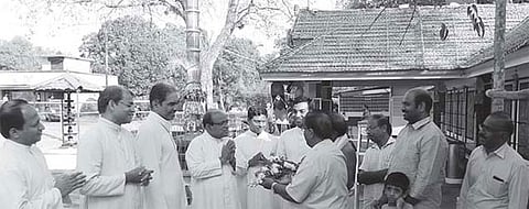 മതസൗഹാര്ദ്ദ സന്ദേശവുമായി ആയിരംകണ്ണി ക്ഷേത്രത്തില് വൈദികരെത്തി