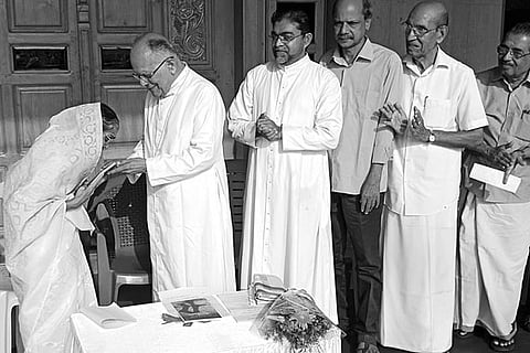മറ്റുള്ളവര്ക്കുവേണ്ടി ജീവിക്കുന്നവനാണ് പുരോഹിതന്: ആര്ച്ച്ബിഷപ് ജേക്കബ് തൂങ്കുഴി