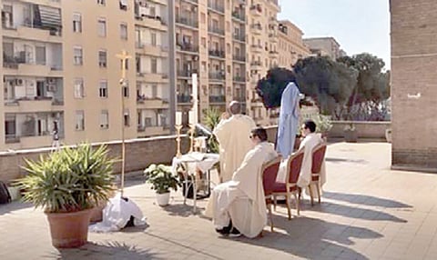 ഈസ്റ്റര് ദിവ്യബലി പള്ളിയുടെ മേല്ക്കൂരയില്