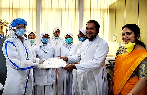 നഴ്സുമാര്ക്ക് പി പി ഇ കിറ്റുകള് നല്കി