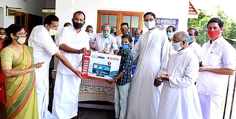 ഓണ്ലൈന് പഠനോപകരണങ്ങള് വിതരണം ചെയ്തു