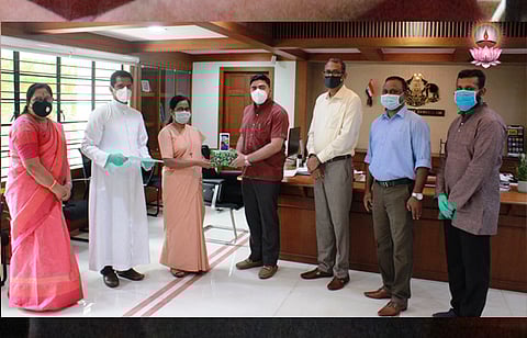 ഭിന്നശേഷിക്കാരായ 103 വിദ്യാര്ത്ഥികള്ക്ക് സഹൃദയ സ്മാര്ട്ട് ഫോണുകള് വിതരണം ചെയ്തു.