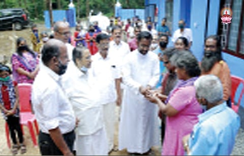 ജീവകാരുണ്യ ട്രസ്റ്റ് വീടുകളുടെ ആശീര്വാദവും താക്കോല്ദാനവും