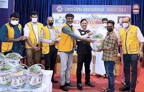 ഓണത്തിനോടനുബന്ധിച്ച് ഭക്ഷ്യധാന്യകിറ്റ് വിതരണം ചെയ്തു.