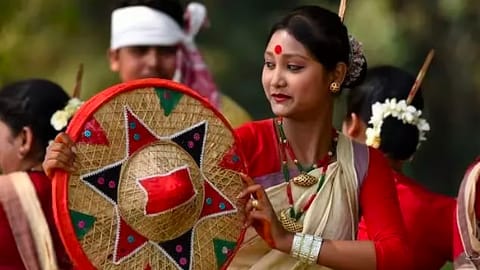 গোলাঘাটত আৰম্ভ হৈছে ৬৫ সংখ্যক কেন্দ্ৰীয় ৰঙালী বিহু; সাংবাদিক দ্বীপেন দত্তলৈ ধনশিৰি বঁটা