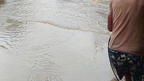 গুৱাহাটীৰ সাতগাঁও মুখ্য পথত পানী জমা হোৱা, ফুটপাথৰ ধীৰগতিৰ কাম আৰু দুৰ্বল নিষ্কাশন ব্যৱস্থাৰ বাবে উদ্বেগ প্ৰকাশ স্থানীয় বাসিন্দাসকলৰ