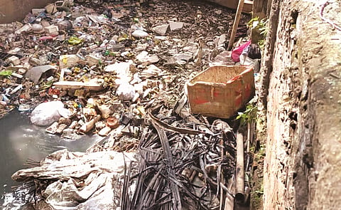 ঠিকাদাৰসকলে জনসাধাৰণৰ আৱৰ্জনা নিষ্কাশনক দোষ দি অধিক জৰিমনা আৰু কঠোৰ প্ৰয়োগৰ প্ৰস্তাৱ আগবঢ়াইছে
