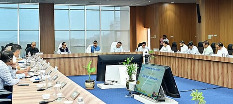 গুৱাহাটী: গুৱাহাটীৰ উত্তৰ-পূব সীমান্ত ৰে’লৱে (এন এফ আৰ)ৰ আন্তঃগাঁথনি প্ৰকল্পৰ বিষয়ে পৰ্যালোচনা