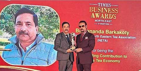 গোলাঘাট: চাহ উদ্যোগত নেতৃত্বৰ বাবে সন্মানিত বিদ্যানন্দ বৰকাকতি