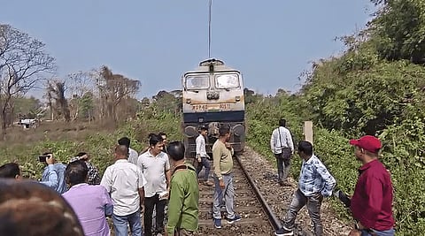 জামুগুৰিহাট: চতিয়া নিকট ৰঙিয়া–মুৰ্কংচেলেক ৰেলৰ ইঞ্জিনত অগ্নিকাণ্ড, আতংকৰ সৃষ্টি